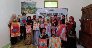 SHG Desa Lorog dan KKN Univet Gelar Pelatihan Batik Shibori SHG Desa Lorog dan KKN Univet Gelar Pelatihan Batik Shibori